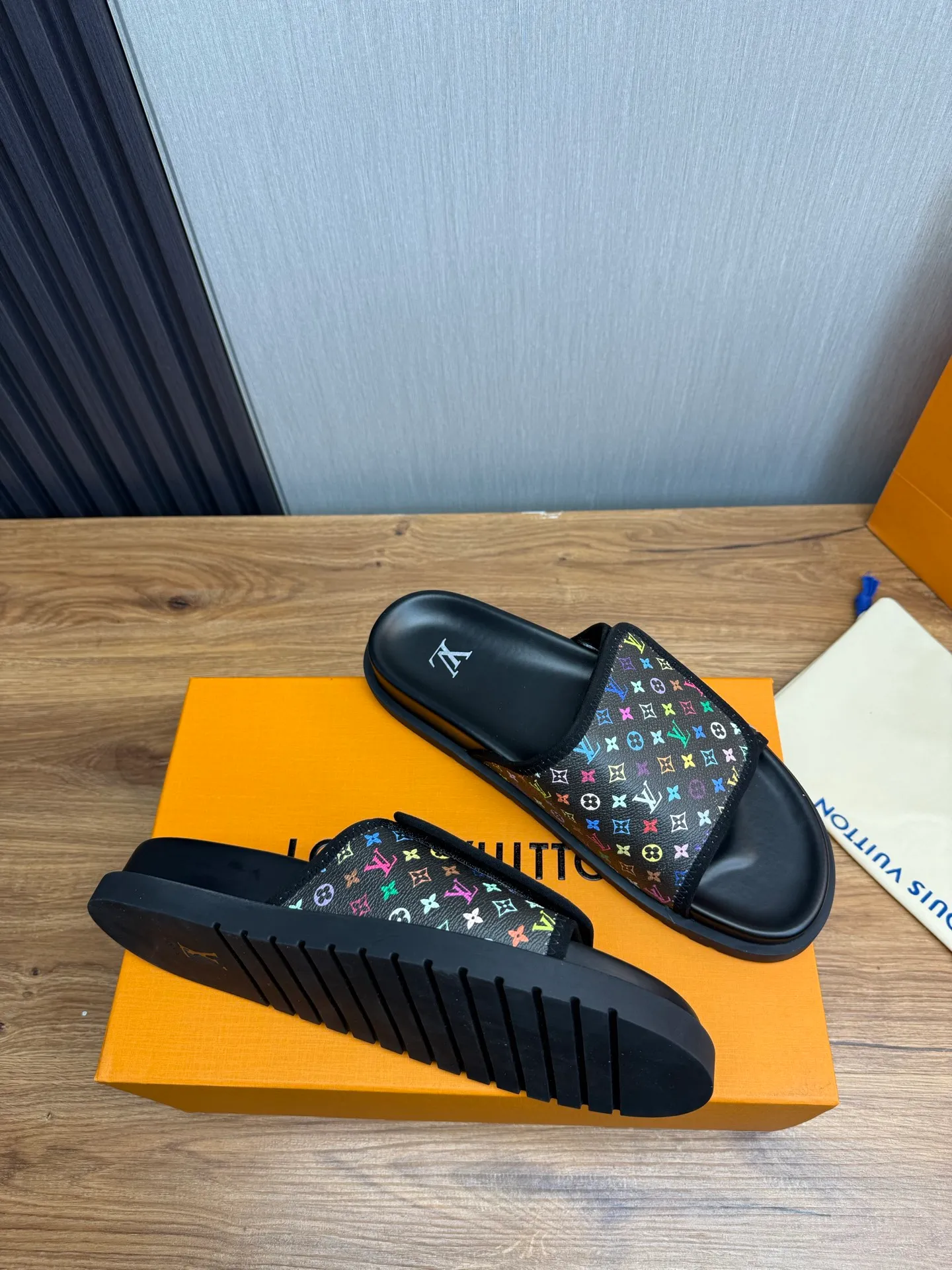 Men's shoes 💰340💰 ▪️LV's popular Little Red Book popular slippers hot sale: 1 shipment✅ Super textured and comfortable slippers, original TPU outsole. Authentic counter box drawer box packaging 🎁Size 38-45
